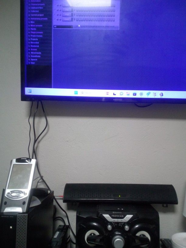 Compaq Mini Computer And Sound Bar And Nintendo Wii
