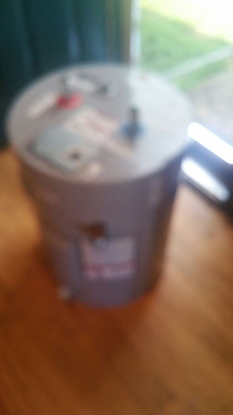 19 gallon Whirlpool hot water heater and model number is E1F20US015V