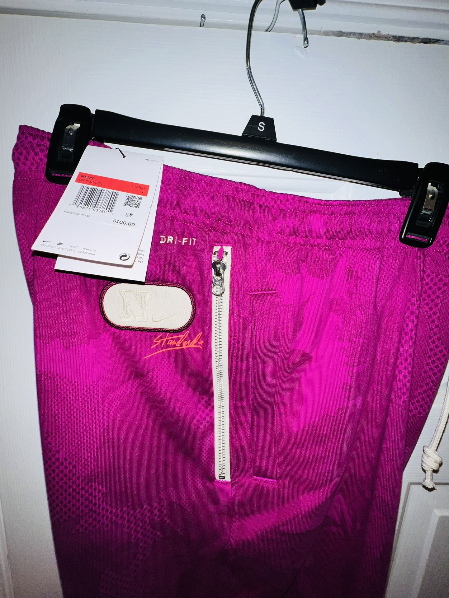Very nice mens Nike pants Dri-fit Sizes (L) new with tag only $60