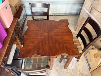Small dining table and 4 chairs , 🪑