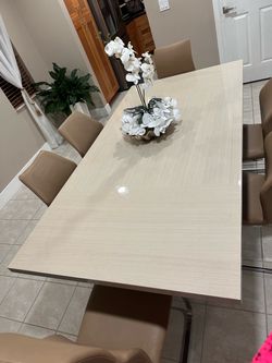 Modern Dining Table with 6 Chairso