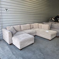 Thomasville Walsen Sectional with Storage Ottoman
Like new condition
Online order return due to not fitting the place
The item it's clean, not damaged