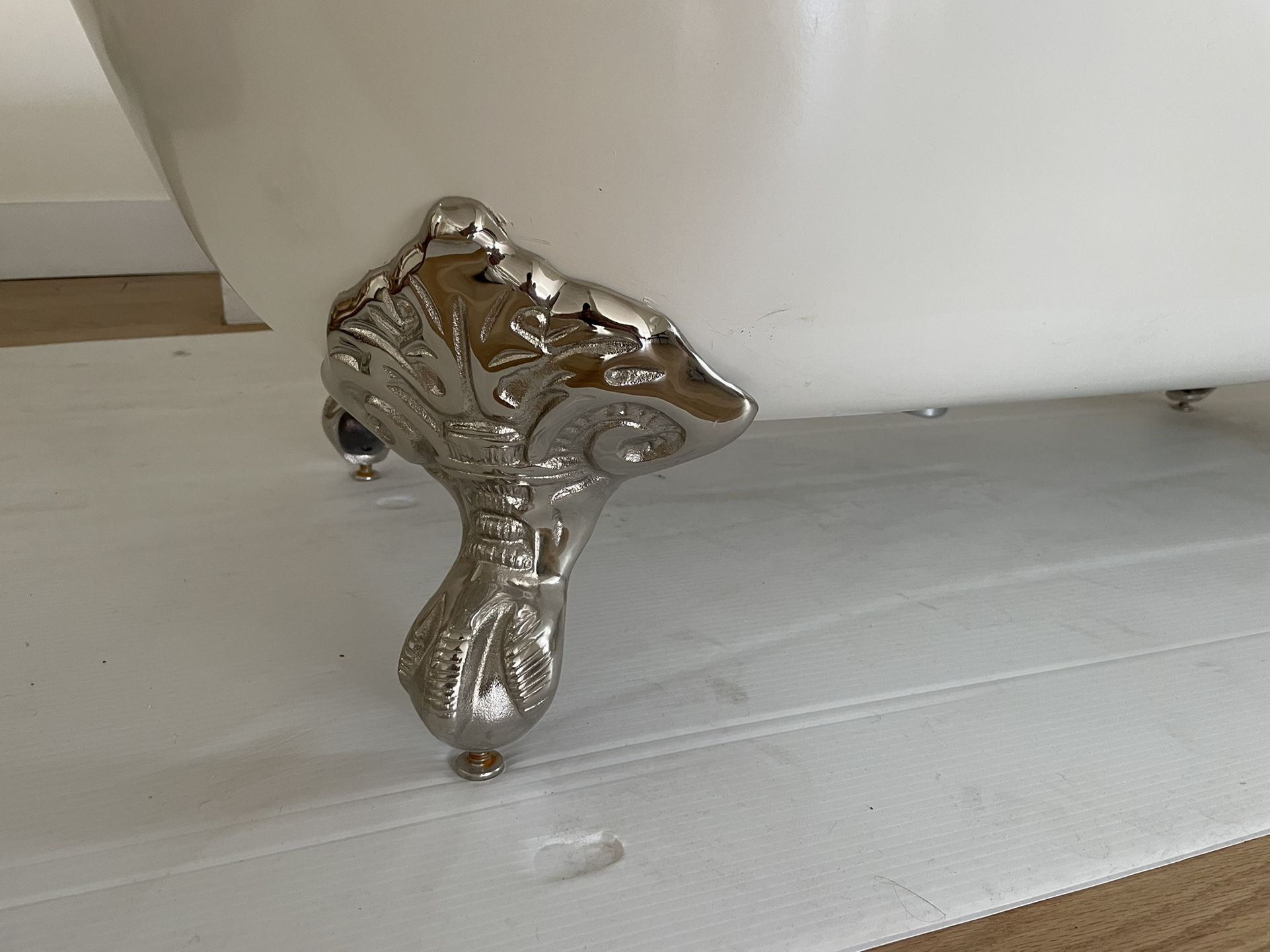 RESTORATION HARDWARE VINTAGE IMPERIAL CLAWFOOT TUB WITH CROSS-HANDLE TUB FILL - METAL FEET