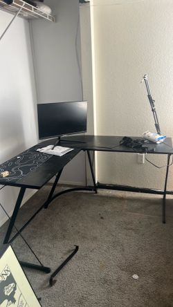 Gaming desk and monitor