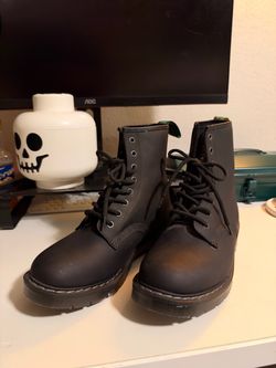 Solovair Black Greasy 8 Eye Derby Boot