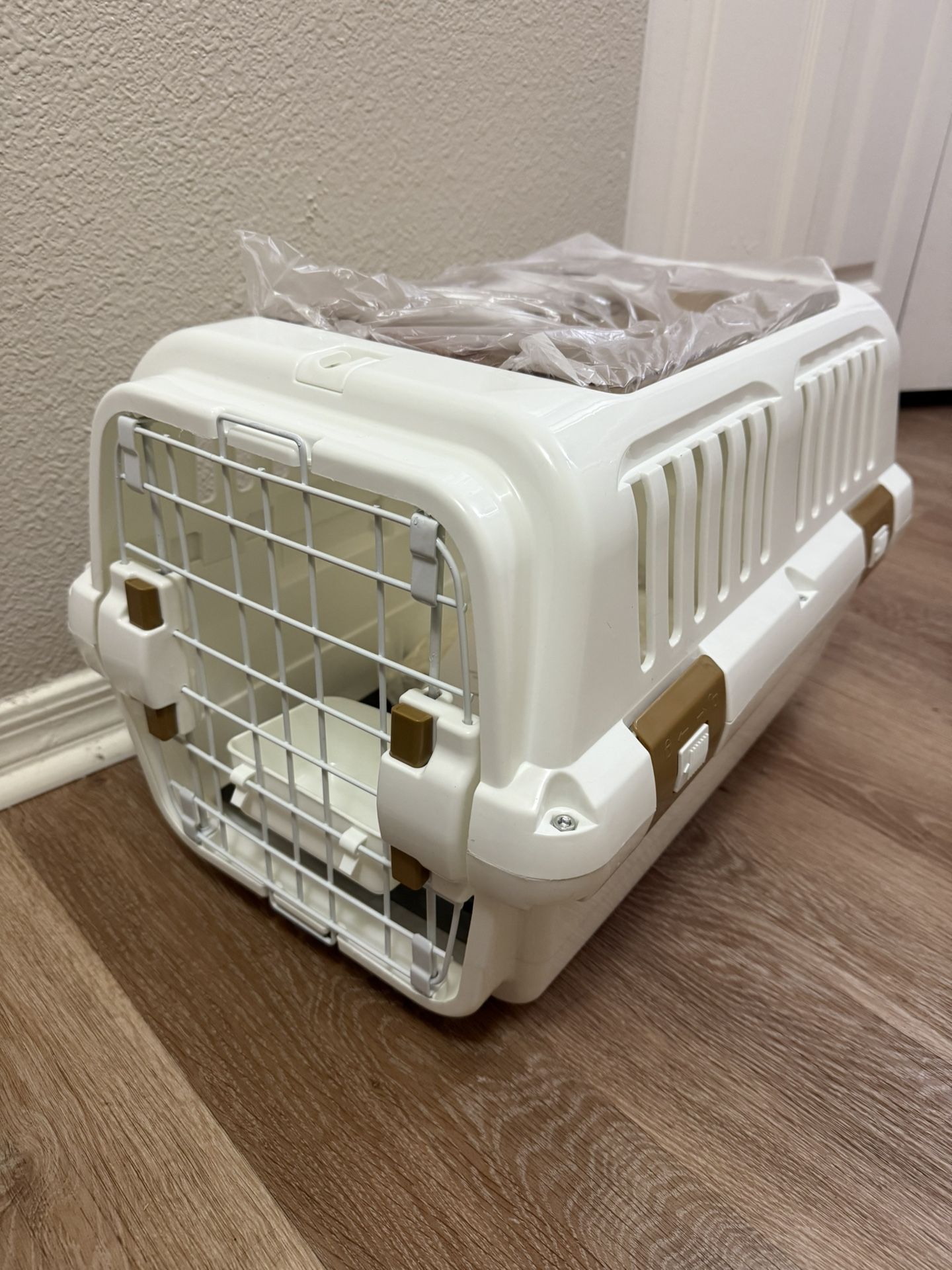 Brand New Hard plastic kennel for dogs and cats