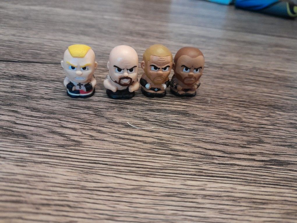4 WWE Mini Figures