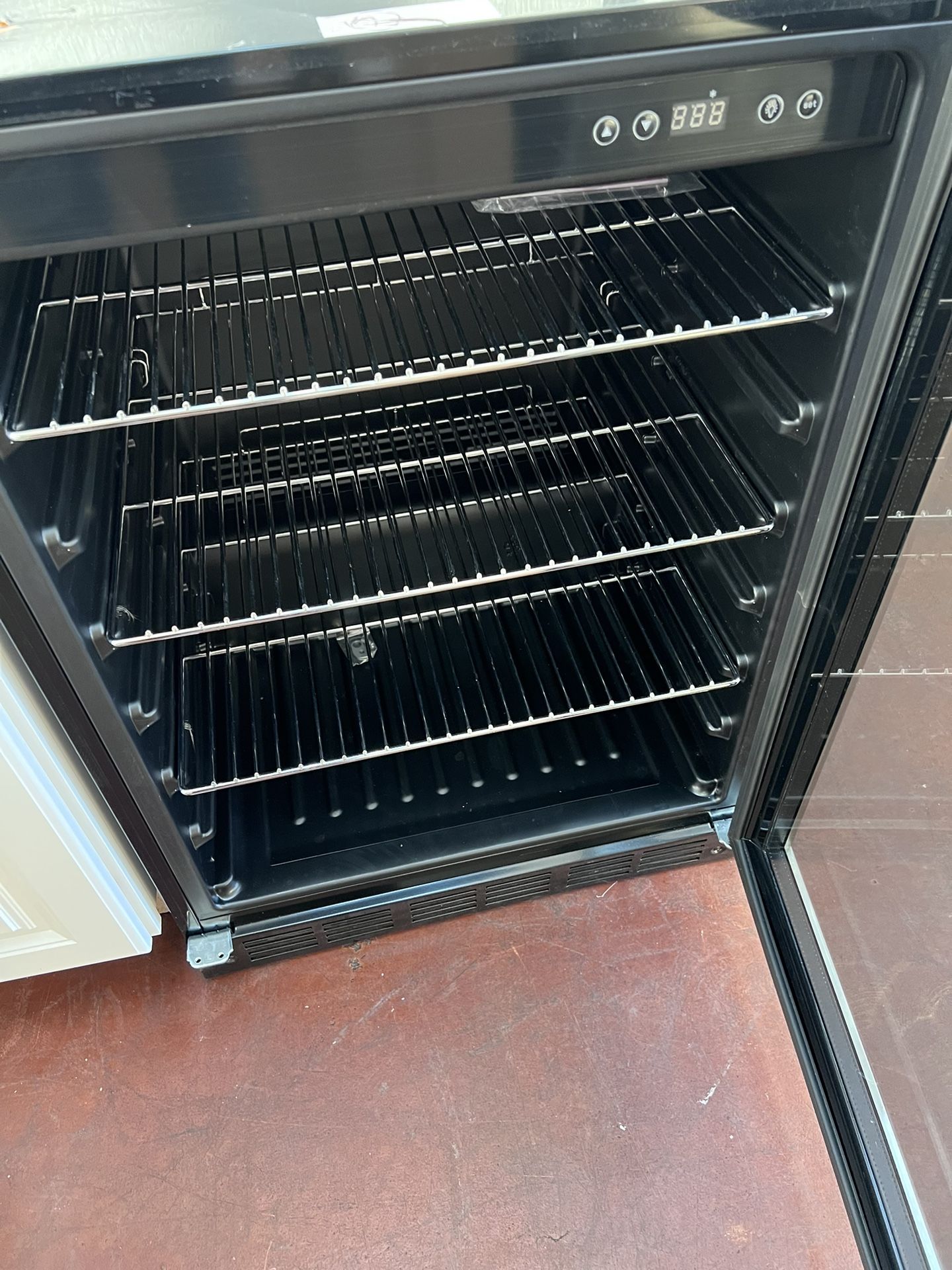 Magic Chef Beverage 23.4 in. 154 (12 oz.) Can Beverage Cooler