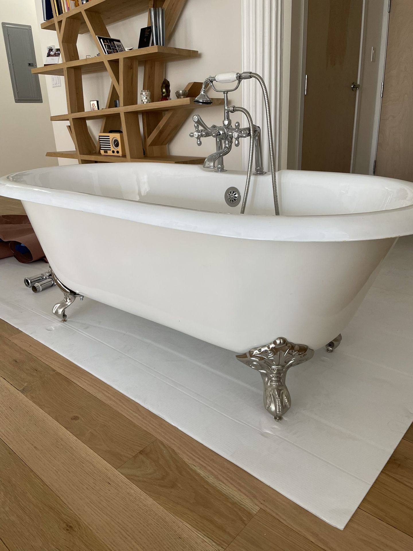 RESTORATION HARDWARE VINTAGE IMPERIAL CLAWFOOT TUB WITH CROSS-HANDLE TUB FILL - METAL FEET