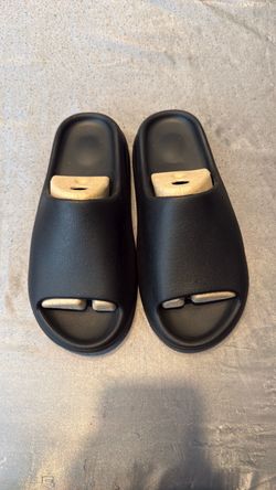 SIZE 11 YEEZY SLIDES(COLOR BLACK)