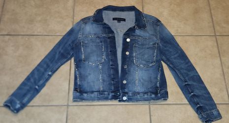 ROCK & REPUBLIC WOMEN'S STUDDED DISTRESSED JEAN JACKET BLUE DENIM TRUCKER COLLAR BUTTON FRONT POCKETS COAT OUTERWEAR APPAREL SIZE LARGE