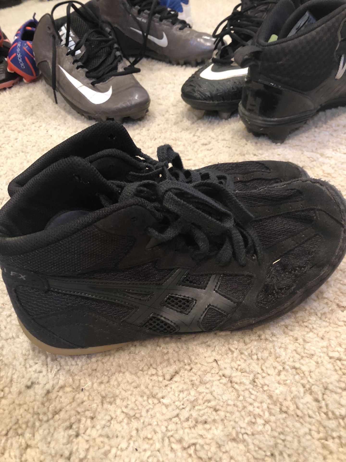 ASICS Youth wrestling shoes Size 8