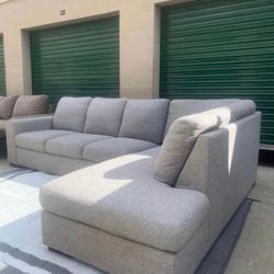 Living Spaces Sectional Couch 🛻Delivery Available🛻