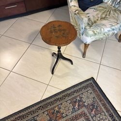 Beautiful genuine Hitchcock, occasional table and excellent condition