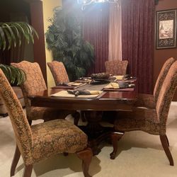 Beautiful solid wood dinning / dining table along with six elegant matching comfortable chairs.