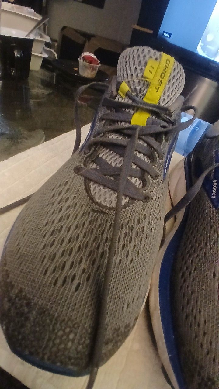 Brooks Mens Ghost 11 Size 13D Running Shoes