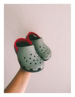 Boys crocs Size: 9