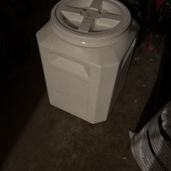 Gamma Seal Dog Food Container. 30 Gallon. 