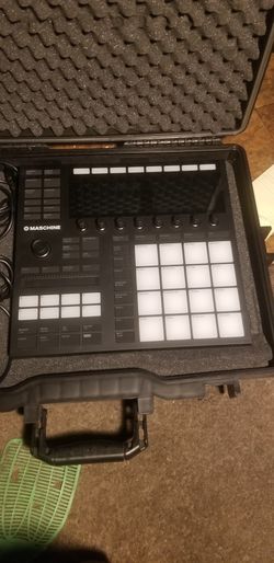 MASCHINE MK3 PROFESSIONAL BEAT MAKING MACHINE W/CASE 
