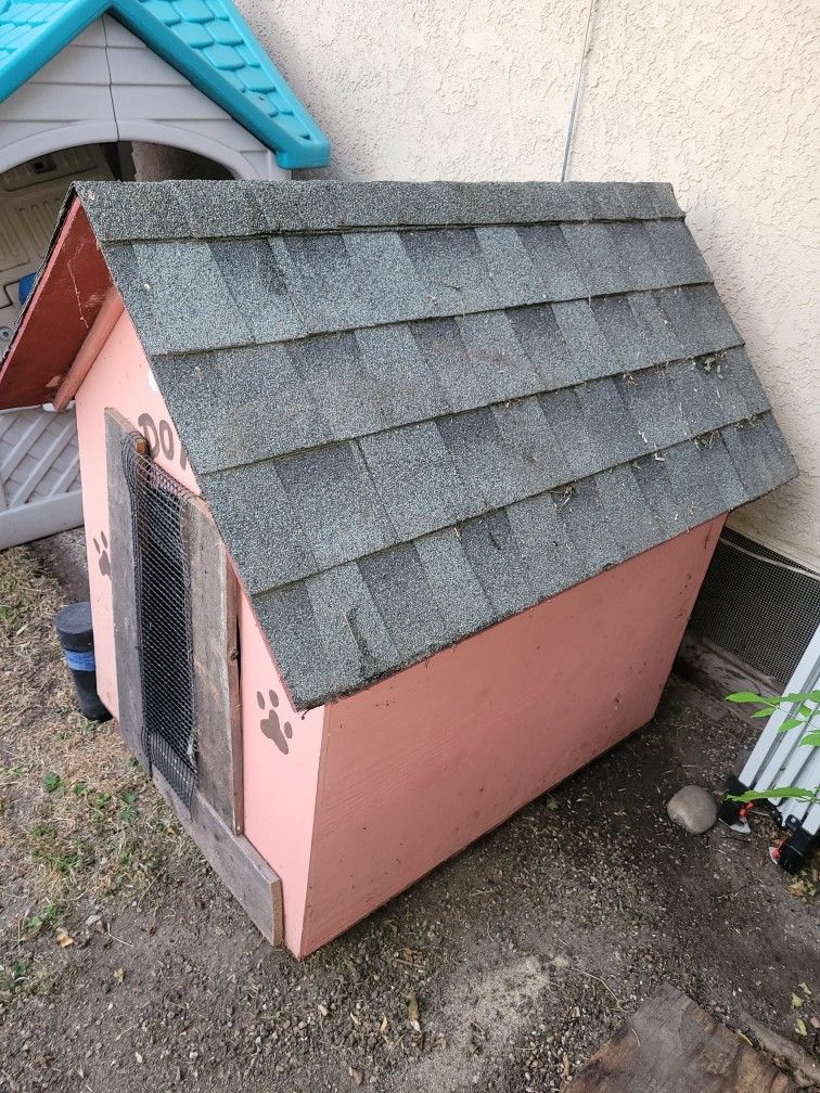 Free Free/ Sturdy Dog House