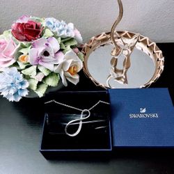 Swarovaki Rhodium-Plated Crystal Twist 16-1/2" Pendant Necklace (Pick up🛒 In Bellevue) *Check out my Other Posts 💕