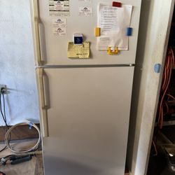 Hotpoint GE White Refrigerator Fridge With Top Freezer 