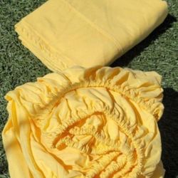 Fitted sheet and bed sheet Excellent Condition  2 pieces  Girls or boys nice yellow color 💛