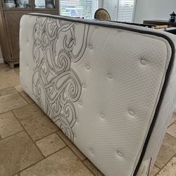 Twin mattress Very clean EUC
