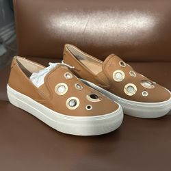 New Nine West Tan Flats Size 5