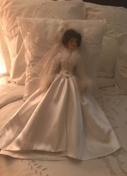 Ashton Drake winter Romance New never played with, it’s a beautiful gift sells for$100.00 only want $39.00