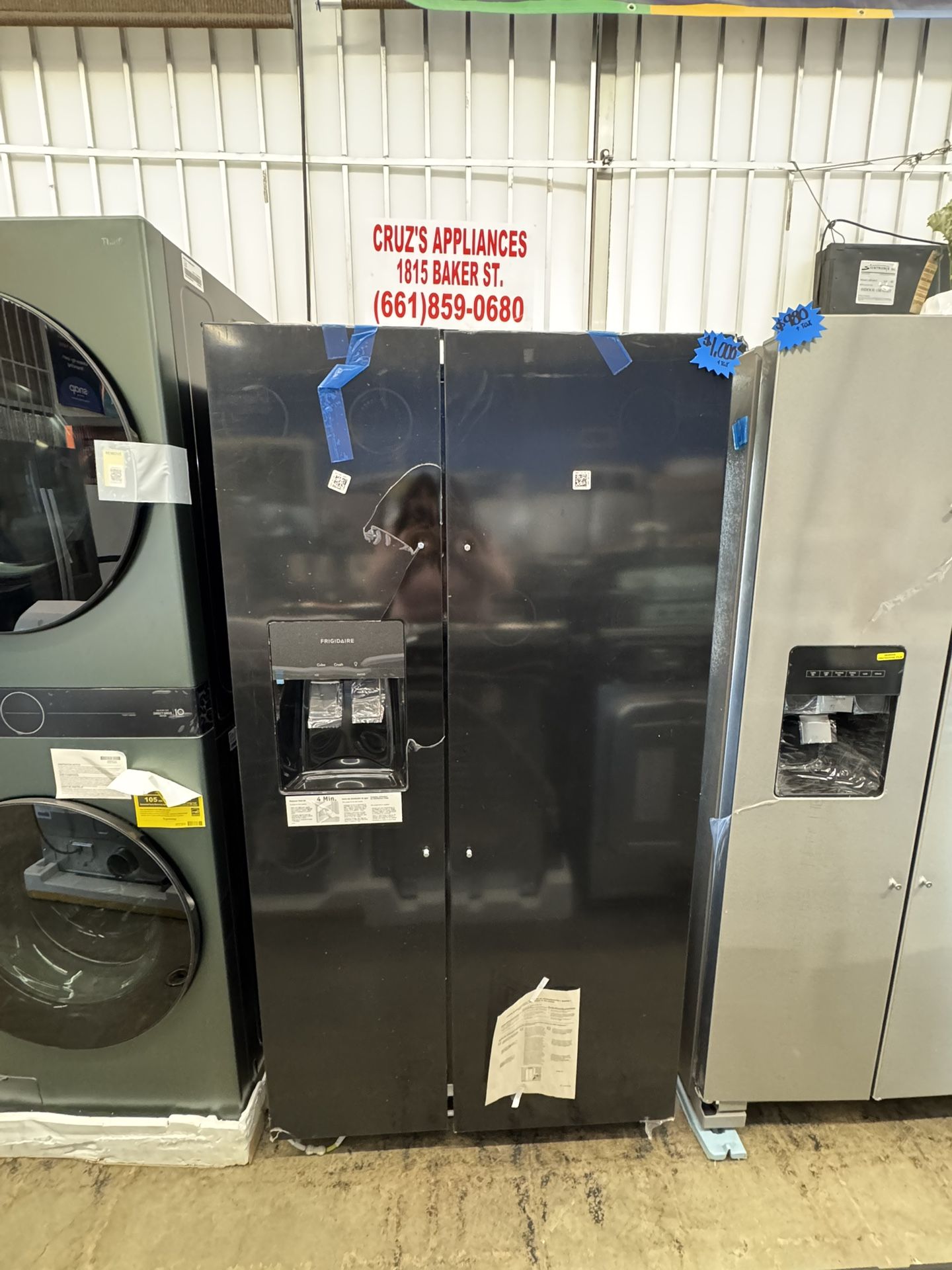 Frigidaire 25.6-cu ft Standard-Depth 36-in Wide Side-by-Side Refrigerator with Ice Maker ,Water and Ice Dispenser ( Black ) ENERGY STAR Certified