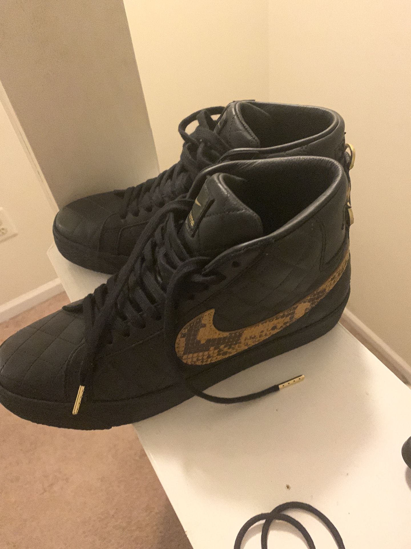 nike supreme snakeskin
