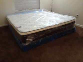 NEW KING-SIZE PILLOW TOP MATTRESS AND BOX SPRING 🆕️