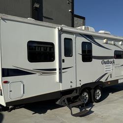 2012 Outback keystone super lite- Slide out