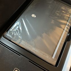 Alienware m15 R7 Gaming Laptop – RTX 3060, 32GB RAM, 4TB SSD  (Original Box & Samsonite Laptop Bag Included)