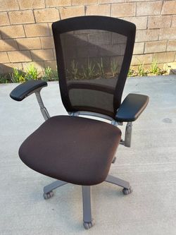 Konll office chair for sale due to moving. Like new