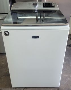 Top Loading Maytag Super Capacity Washing Machine, Like New.