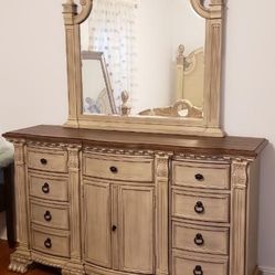 Beautiful French Style Bedroom Set In Excellent Condition 