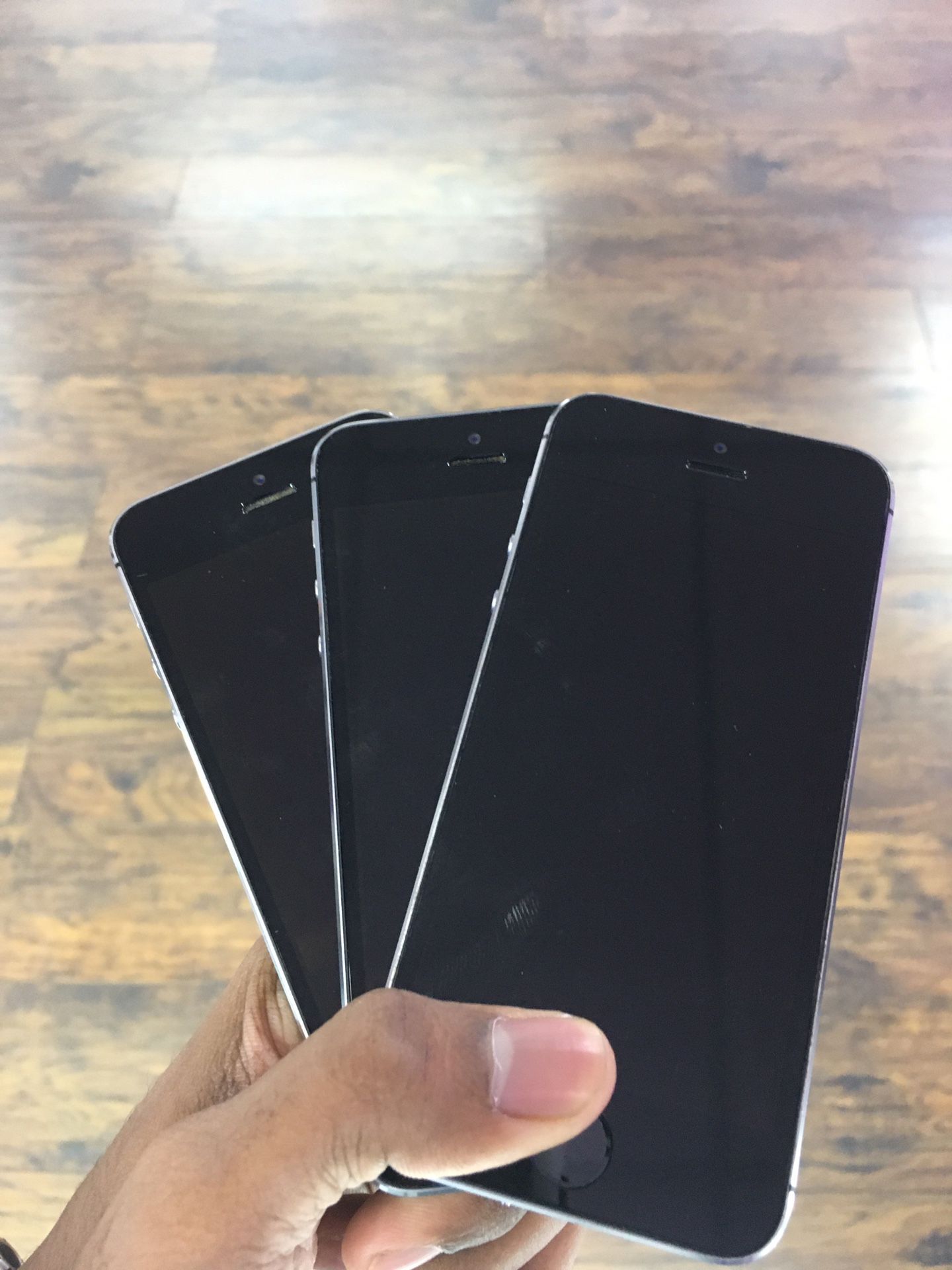 iPhone 5S 16gb Factory Unlocked Excellent Condition With Free Charger