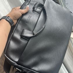 Kenneth Cole Reaction Laptop Messenger bag (17"x12"x2") Model 539965SM