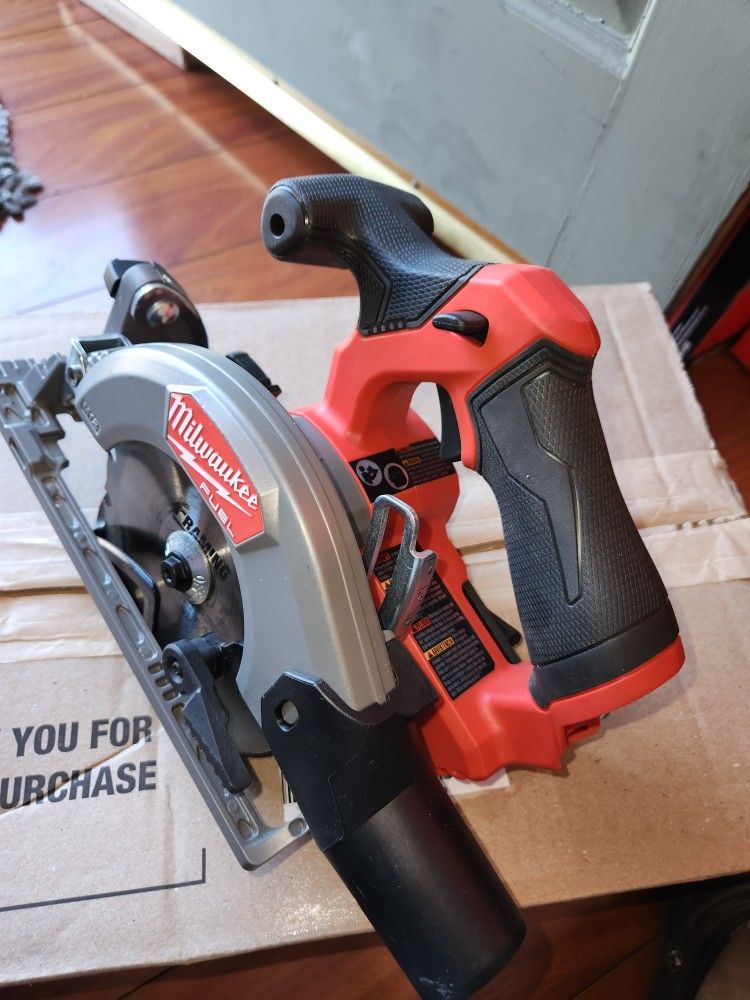 Milwaukee M12 5:1/2 Circular Saw. Used Like New. Tool-Only. Firm Price๐