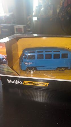 Maisto Design VW Bus Die-Cast Model