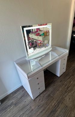 Hellow Kitty Vanity💄LED Light Mirror🪞Make Up Vanity💅NO Credit Needed💰Same Day Delivery🚚Set Up🛠️