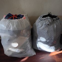 Dos Bolsas Completamente Yenas De Ropa Para Mujer Y Hombre 