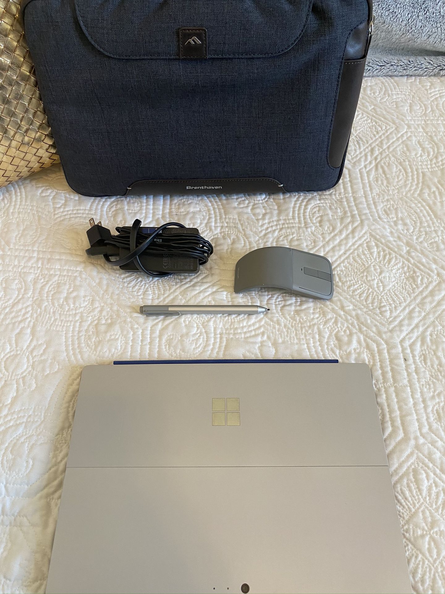 Microsoft Surface Pro 4. Mouse, Stylus, Case Charger