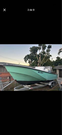 Boston Whaler 25” con motor Yamaha  225