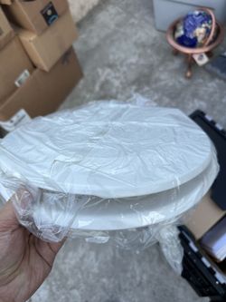 toliet bowl. cover brandnew