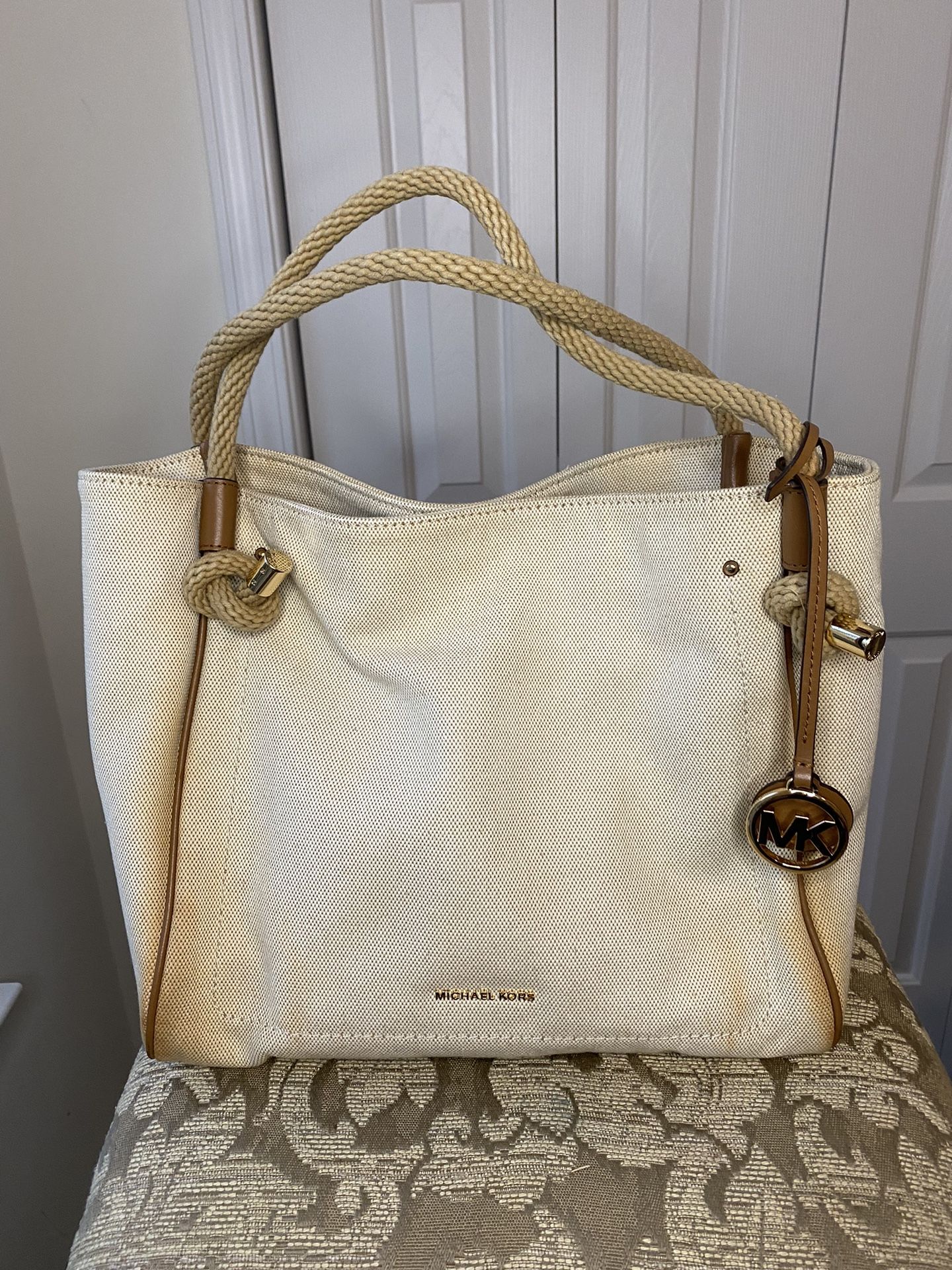 Michael Kors Isla Large Tote Handbag for Sale in Columbia, SC - OfferUp