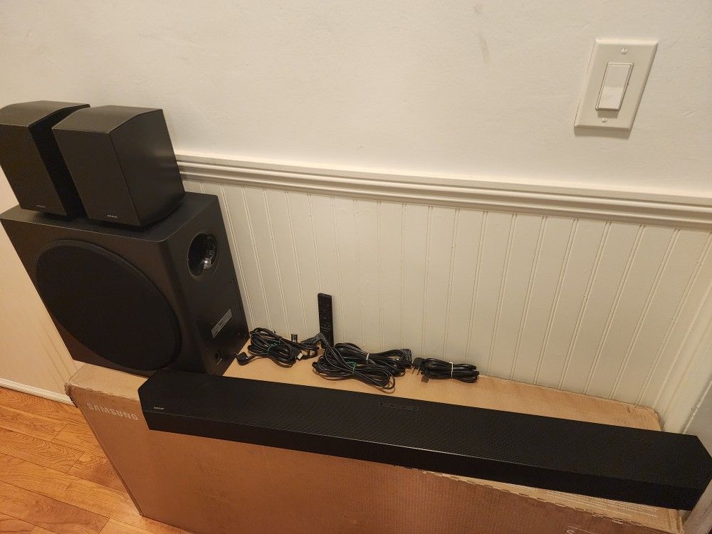 Samsung HW-Q930B/ZA 9.1.4ch Soundbar with Wireless Dolby Atmos / DTS:X and Rear Speakers - Excellent Condition