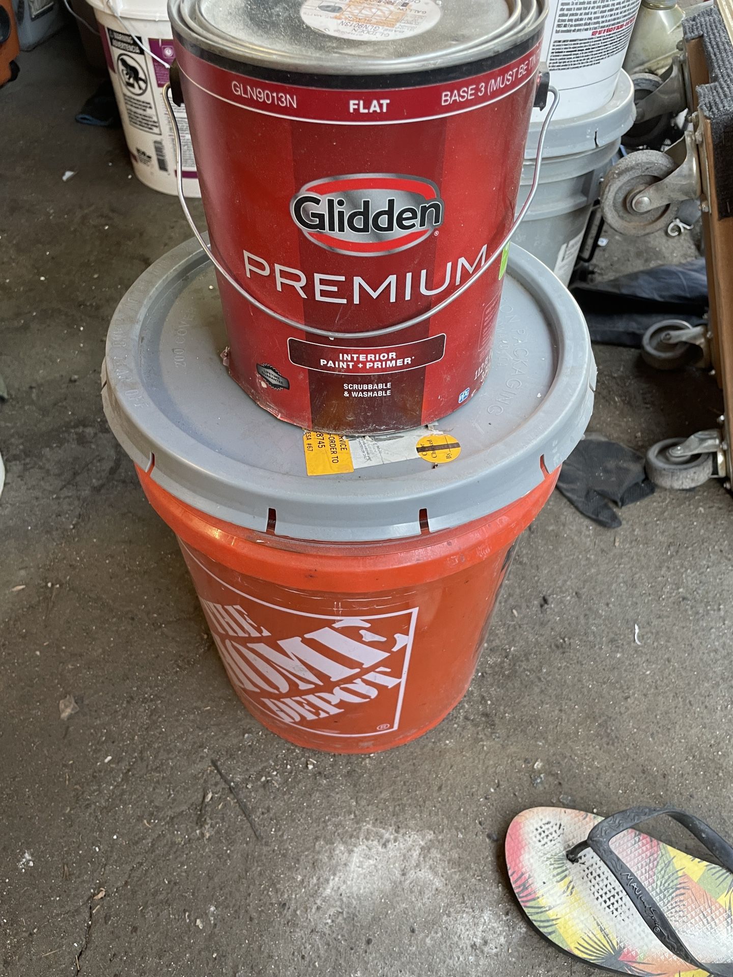 Flat Black Paint Interior glidden Premium 2 .5 Gallon